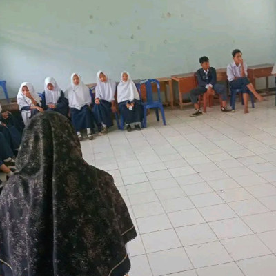 Penyuluh Agama KUA Binduriang Kenalkan Kalimat Thayyibah dalam Bimbingan Penyuluhan di MTS Nurul Fatah