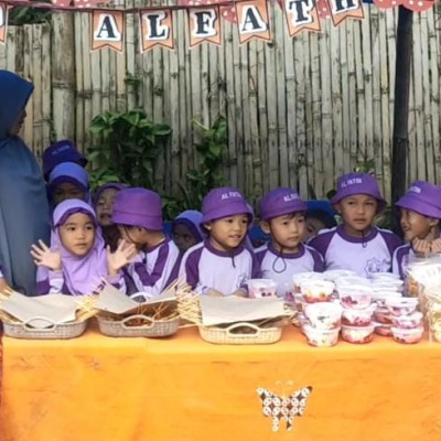 Membangun Konsep Literasi Numerasi Melalui Market Day RA Alfatih