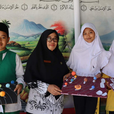 Siswa MIN 1 Rejang Lebong Ciptakan Miniatur Tata Surya dari Barang Bekas