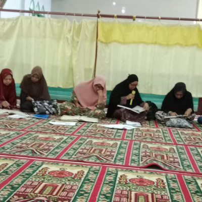 Penyuluh Agama Islam Kecamatan Air Periukan Memimpin Sholawat dan Tadarus Al-Qur'an Di Majlis Jamaah AL- Mujahidin