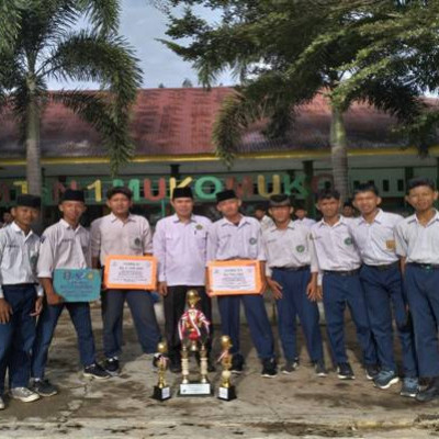 TIM Futsal MTsN 1 Mukomuko Serahkan Piala ke Pihak Madrasah