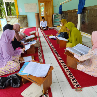 Penyuluh Agama Islam KUA Kecamatan Ilir Talo Salurkan Ilmu Agama Pada Majelis Taklim