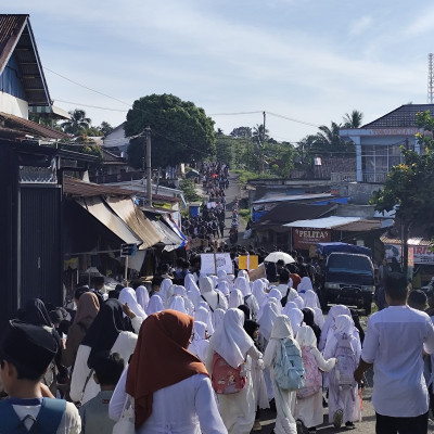 Sambut Ramadhan MTs N 2 BU Adakan Pawai 