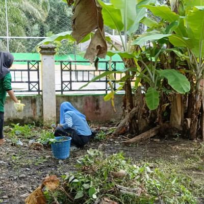 KUA Kecamatan Air Periukan Giatkan Kerja Bakti Membersihkan Lingkungan Kantor