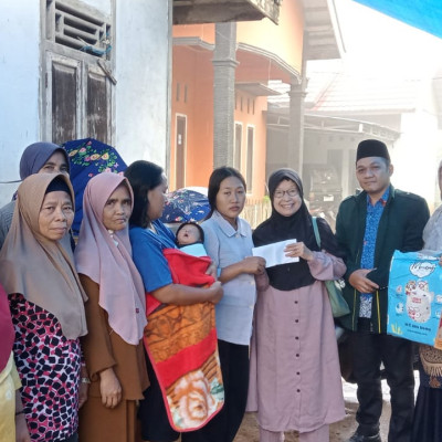 Peduli Sesama, Kua Bermani Ilir Dan Bkmt Berikan Bantuan Korban Longsor Bukit Menyan