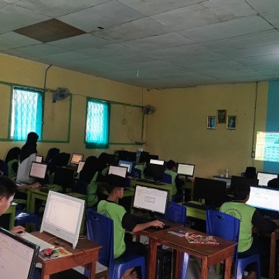 Antusiasme Siswa MTs Muhammadiyah Curup Meningkat dalam Pembelajaran Informatika di Laboratorium Komputer