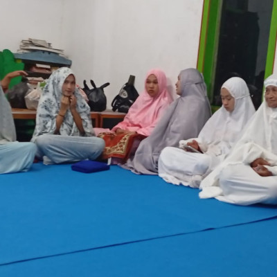 Penyuluh Agama KUA Sindang Kelingi Isi Tausiyah Malam Kedua Ramadhan di Mushola Subulussalam