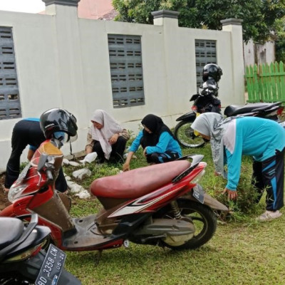 KUA Kecamatan Sukaraja Gotong Royong Awal Ramadhan  Jum’at Bersih Jum’at Berkah