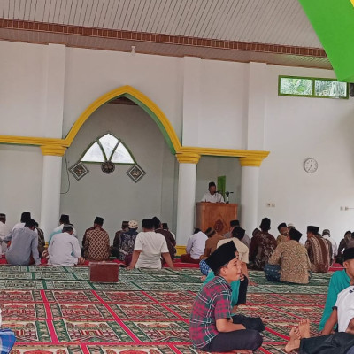 Penghulu KUA Kecamatan Air Periukan Bertindak sebagai Khatib Sholat Jum'at Di Masjid Al Ikhlas Desa Air Periukan