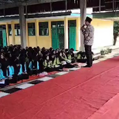 Penyuluh Agama Islam KUA Kecamatan Air Periukan Isi Kajian Pesantren Kilat Di SMA Negeri 3 Seluma