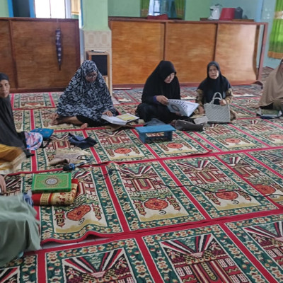 Penyuluh Agama KUA Muara Kemumu Ajak Ibu-ibu Isi Ramadan Dengan Baca Qur'an