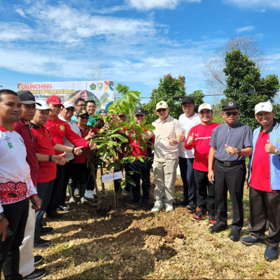 Dukung Asta Protas Kementerian Agama, Kakan Kemenag Bengkulu Utara Ikut Tanam 1 Juta Pohon Matoa