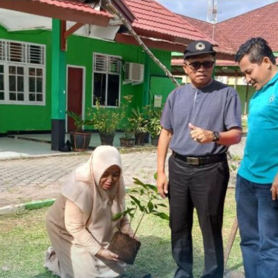 Penanaman Pohon Matoa, Kakan Kemenag BU: Bukan Hanya Program tetapi Juga Menjaga Kelestarian Lingkungan