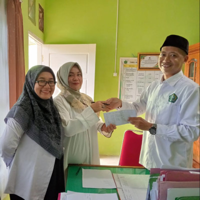 Dukung Program Kemenag Berbagi, ASN KUA Muara Bangkahulu Sampaikan Zakat Fitrah 