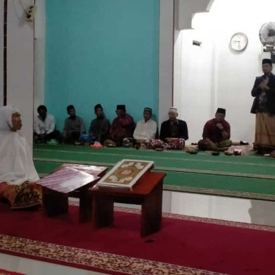 Bersama Majelis Taklim Silaturrahmi Dusun Baru Penyuluh Agama Islam KUA Kecamatan Ilir Talo Gelar Peringatan Nuzulul Qur'an