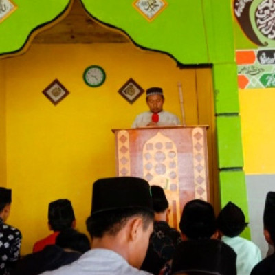 Gelar Sholat Jumat di Madrasah, MTsN 2 Rejang Lebong Ingin Tanamkan Karakter Religius Siswa