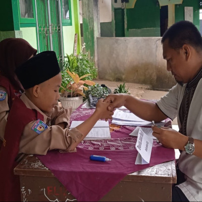 Keluarga Besar MTsN 2 Kota Bengkulu Tunaikan Zakat Fitrah