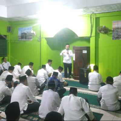 Kepala KUA Sukaraja Isi Tausyiah Peringatan Nuzulul Qur'an