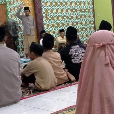 Penyuluh Agama Islam KUA Kec. Ilir Talo Jadi penceramah dalam kegiatan Nuzulul Qur'an Di Masjid Al-Muttaqin Desa Padang Kelapo