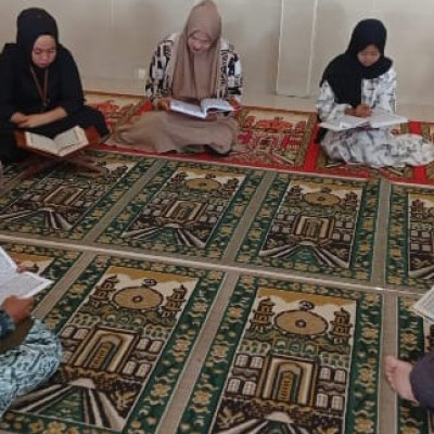 Gema Ramadan: Penyuluh KUA Sindang Kelingi dan Risma Masjid Baiturrohman Gelar Tadarus Al-Qur’an