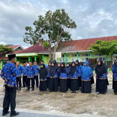 Apel Pagi di Bulan Ramadhan, Kepala MTsN 2 Kepahiang Ajak Pegawai Tetap Displin, Semangat, dan Kompak dalam Bekerja