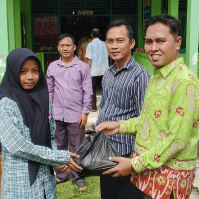 MTsN 2 Bengkulu Tengah  Salurkan Zakat Fitrah Dan Paket Ramadhan Berkah