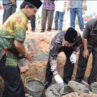 Dirjen Bimas Islam Letakkan Batu Pertama Pembangunan Masjid Agung Kabupaten Benteng