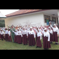 113 Siswa/i MIN Pondok Kelapa Mendapat Makanan Tambahan