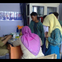 Siswa MTsN Karang Anyar Berobat Gratis