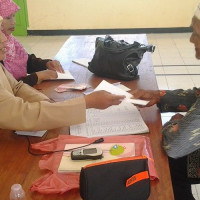 MTsN Ipuh Bagikan Zakat Profesi Kepala 47 Siswa Miskin