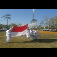 Paskib MAN Seluma Kibarkan Bendera Merah Putih di Kantor Camat Lubuk Sandi