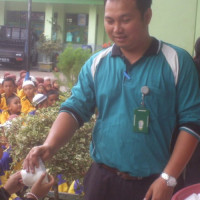 MIN 1 Dusun Curup Berikan Makanan Tambahan Bagi Siswa