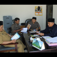 Subbag TU dan Kasi Kemenag Benteng Periksa Buku Pengajian Desa Renah Kandis