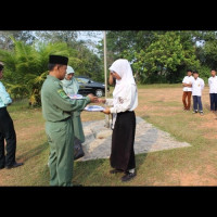 Peduli Anak Kurang Mampu Kemenag Benteng Beri Bantuan Seragam Sekolah 