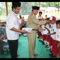 Kepala Kemenag RL Serahkan Bantuan Seragam Sekolah