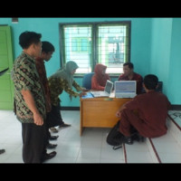 Kasi Pendidikan Madrasah Kemenag Seluma Tinjau Penyelesaian Data EMIS