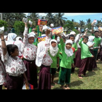 Siswa/i MIN Pondok Kelapa Nikmati Biskuit Sekolah