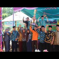 Harla MTS Panca Mukti Kemenag Benteng Serahkan Piala Juara Umum