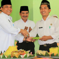 Ka. Kemenag Mukomuko Potong Tumpeng Acara Syukuran HAB Kemenag RI ke-69