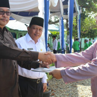 2014 Kemenag BS Serahkan 14 Sertifikat Ke Masyarakat