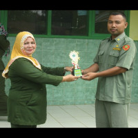 Peringatan O2SN MI Nurul Ulum Benteng Raih Piala