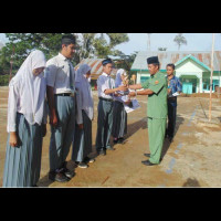 Ka.MAN Ketahun Serahkan Hadiah Kepala Siswa/i Pemenag Perlombaan