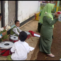 Tumbuhkan Jiwa Pemimpin, RA Asy-Syfa Adakan Latihan Drum Band Untuk Anak-anak