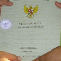 Ka.Peny.Syariah Kemenag.RL Menyerahkan Sertifikat Tanah Wakaf Masjid