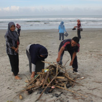 Kankemenag Kota Bengkulu Ikuti Gerakan Pungut Sampah 