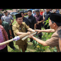 Peduli Lingkungan, Kemenag Benteng Serahkan Peralatan Goro