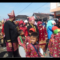 Kepala MIM Lubuk Kembang RL Meriahkan Pawai Adat 