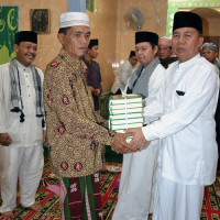 Kepala Kemenag Lebong Sumbang Al-Qur’an ke Masjid Sabilal Huda