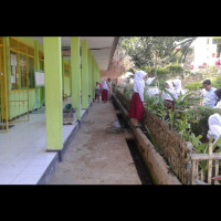 Siswa/i MIN O3 Bandung Marga RL Gotong Royong Usai Libur Panjang