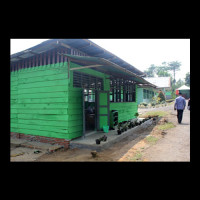 Siswa dan Siswi Kelas IX MTs. N 01 Arga Makmur Belajar di Kelas Berdinding Kayu